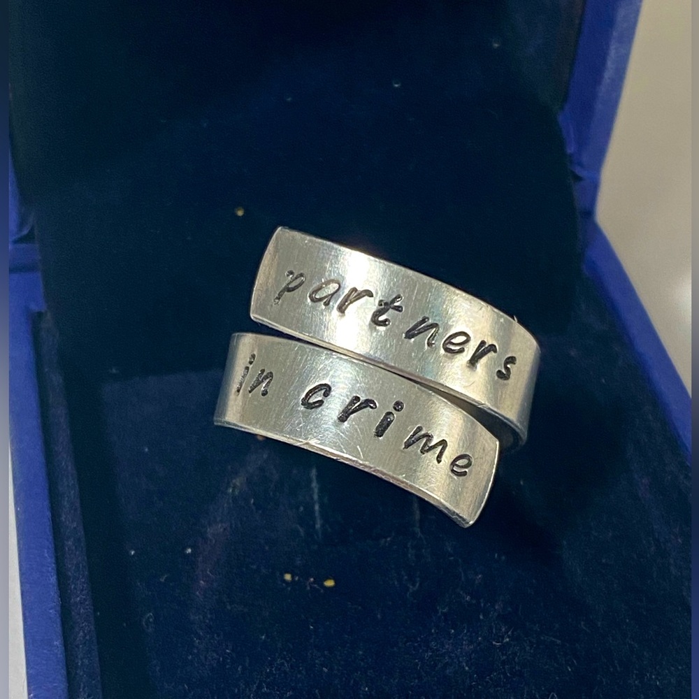 🔴⬇️ Partners in crime friendship ring 👯‍♀️ M initial ♾️ size 8